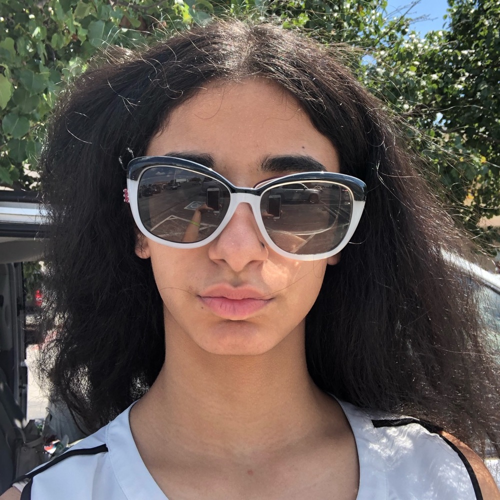 Meet your Posher, Delnaz